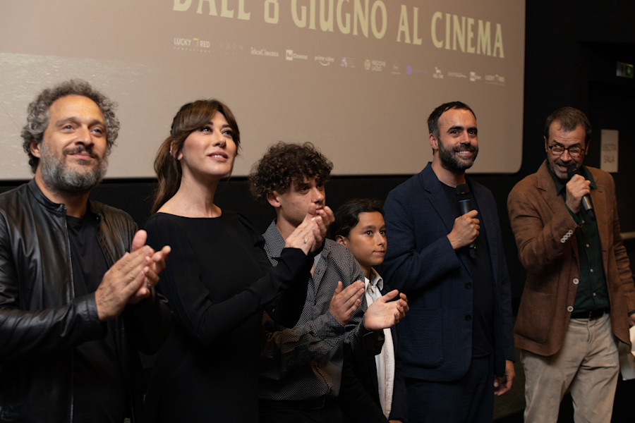 Cast al completo per l'anteprima di Denti Da Squalo (giugno 2023): Claudio Santamaria, Virginia Raffaele, Stefano Rosci, Tiziano Menichelli, Davide Gentile e Andrea Occhipinti