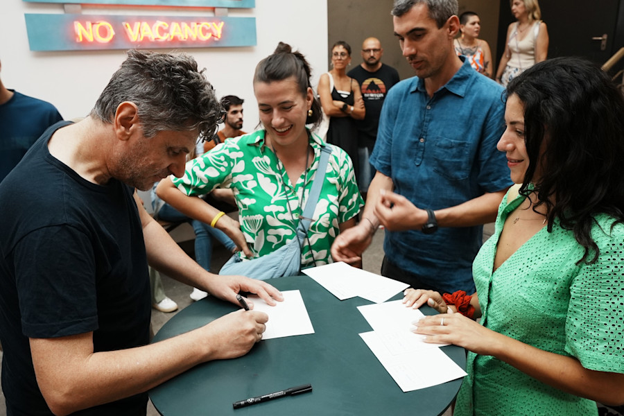 Simone Massi alla mostra fotografica allestita al 4 Fontane che ha accompagnato l'uscita al cinema di Invelle, il primo lungometraggio animato dell'illustratore (2023)