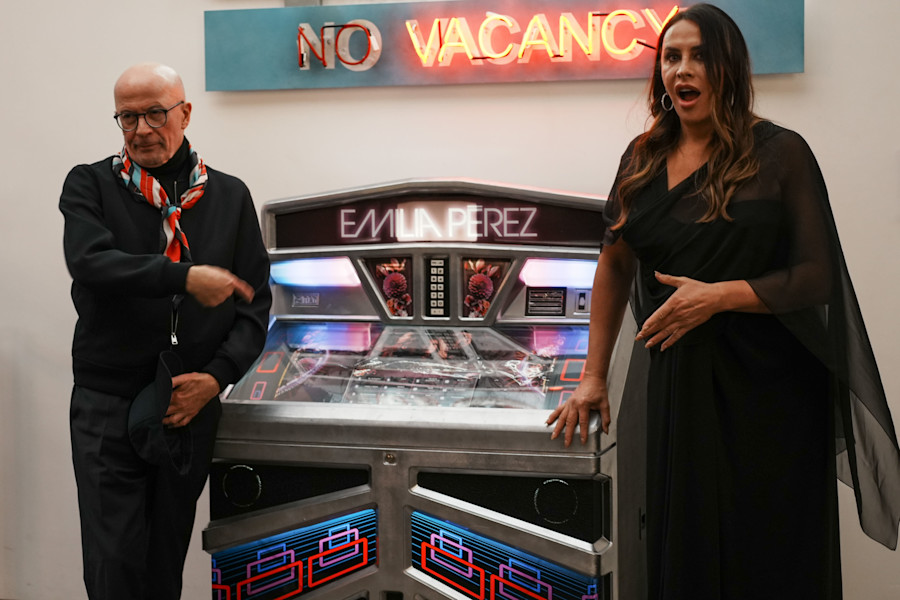 Il regista Jaques Audiard e Karla Sofía Gascón posano davanti al juke-box del 4 Fontane per l'anteprima di Emilia Perez (2024)