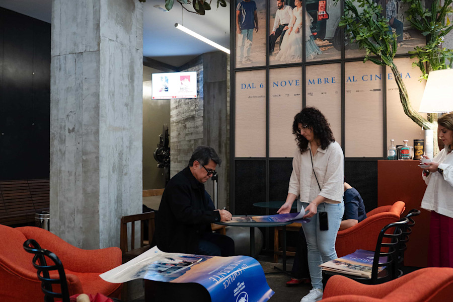 Jafar Panahi nel foyer del 4 Fontane di Roma per firmare le locandine del suo film Un semplice incidente (2025)