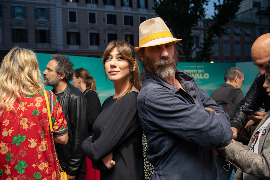 Virginia Raffaele back to back con Jovanotti all'anteprima con tappeto rosso di Denti da squalo (2023) al Giulio Cesare di Roma