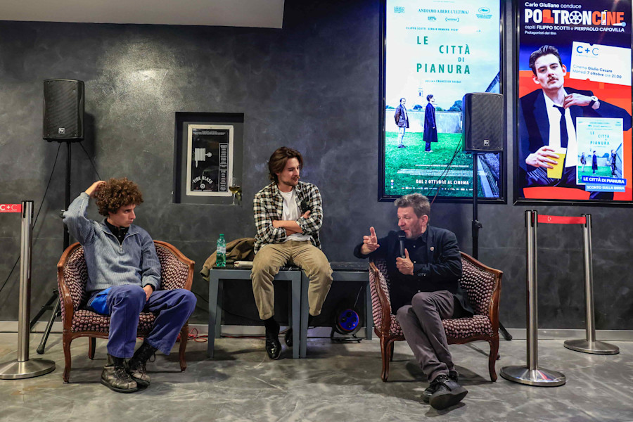 Appuntamento starordinario di PoltronCine in occasione del successo ottenuto da Le città di pianura (2025). Filippo Scotti, Carlo Giuliano e Pierpaolo Capovilla